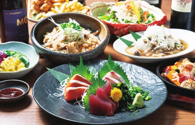 ちゅるりの宴会コース。カツオとマグロの刺身、炊き込み五目御飯、サラダ
